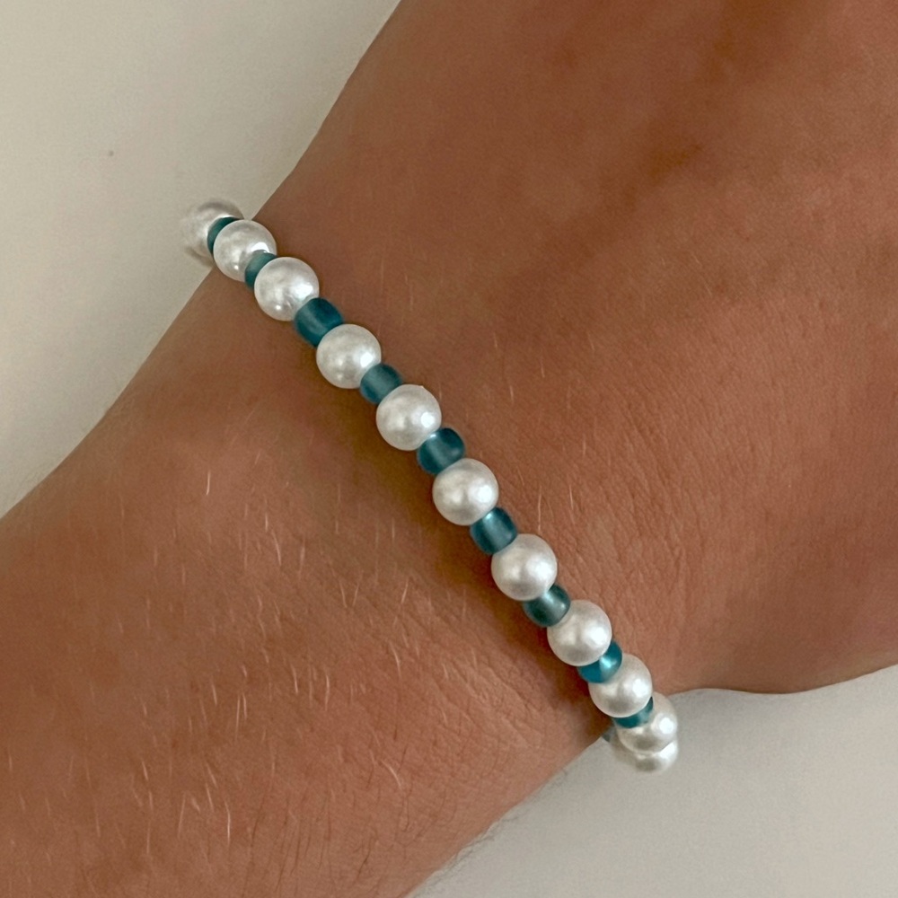 Elastic pearl and sea glass beaded bracelet